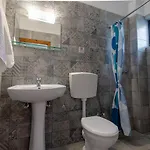 Anthia מלון דירות 3*