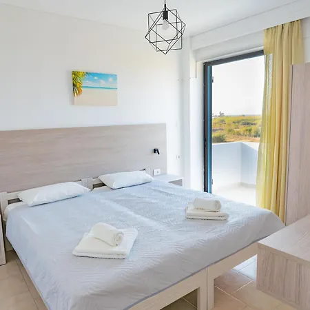 Anthia מלון דירות 3*