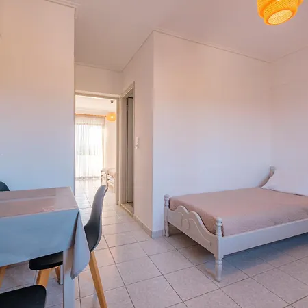 Anthia מלון דירות 3*